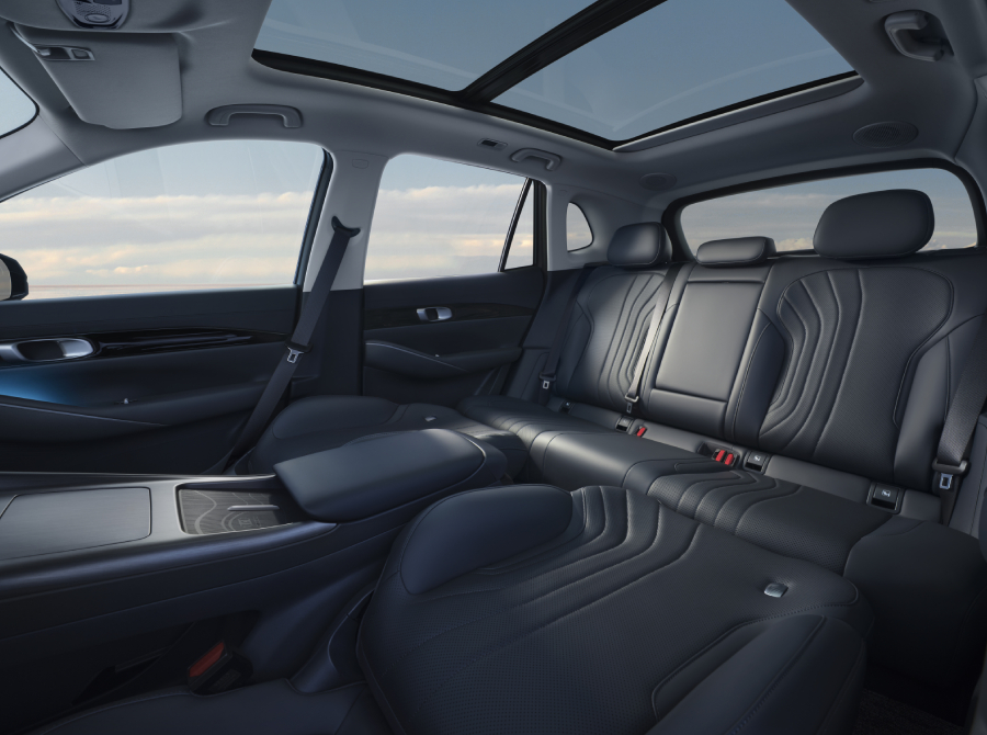 TRANSFORM YOUR SPACE: FOLD-FLAT FRONTSEATS TRANSFORM YOUR SPACE: FOLD-FLAT FRONTSEATS